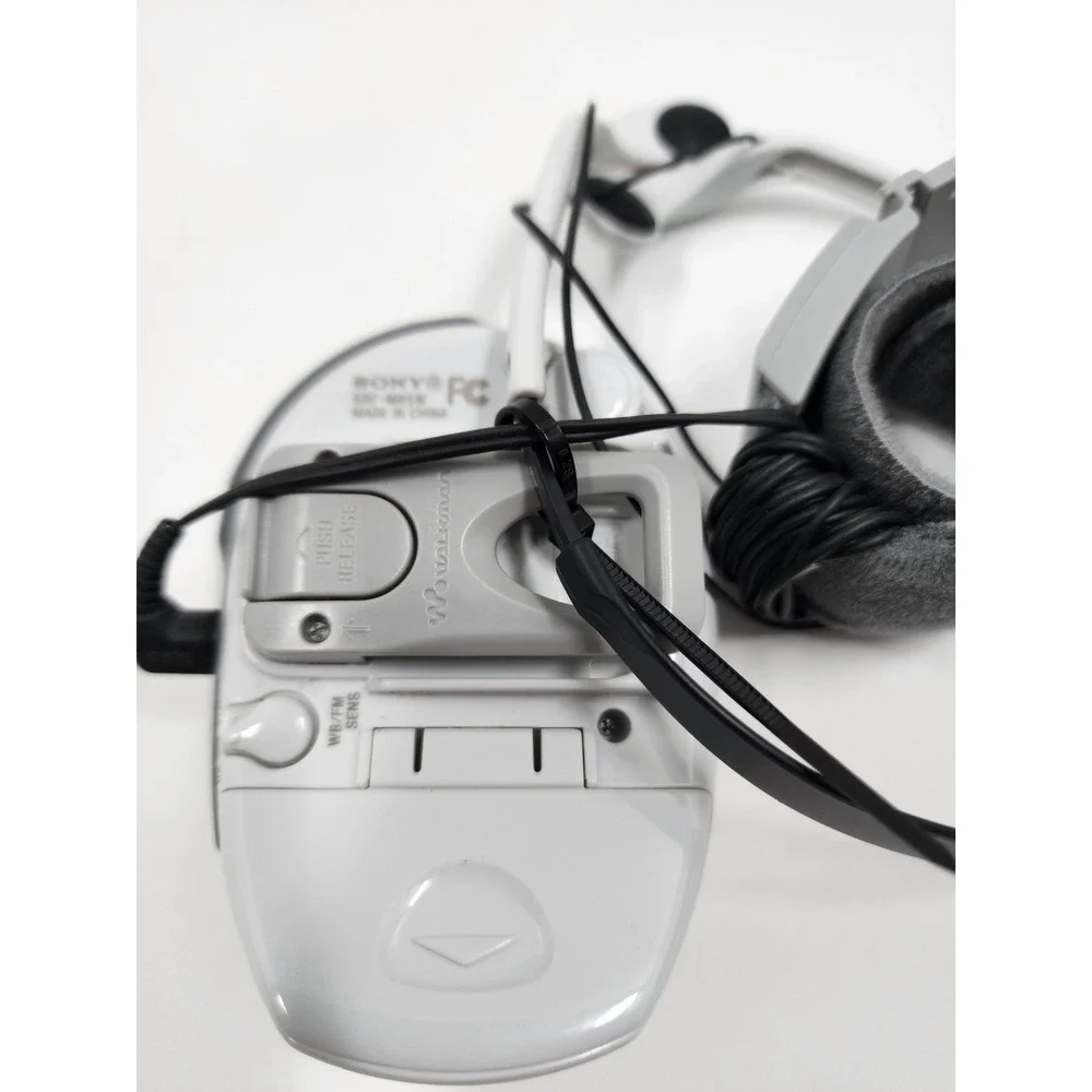 Sony Walkman SRF-M85W S2 Sports AM FM Weather Digital Radio Armband Headphones